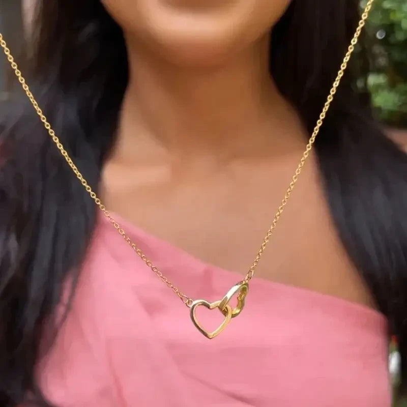 osa Eterna Girevole con Collana a Doppio Cuore – Scatola Regalo Romantica 🌹❤️
